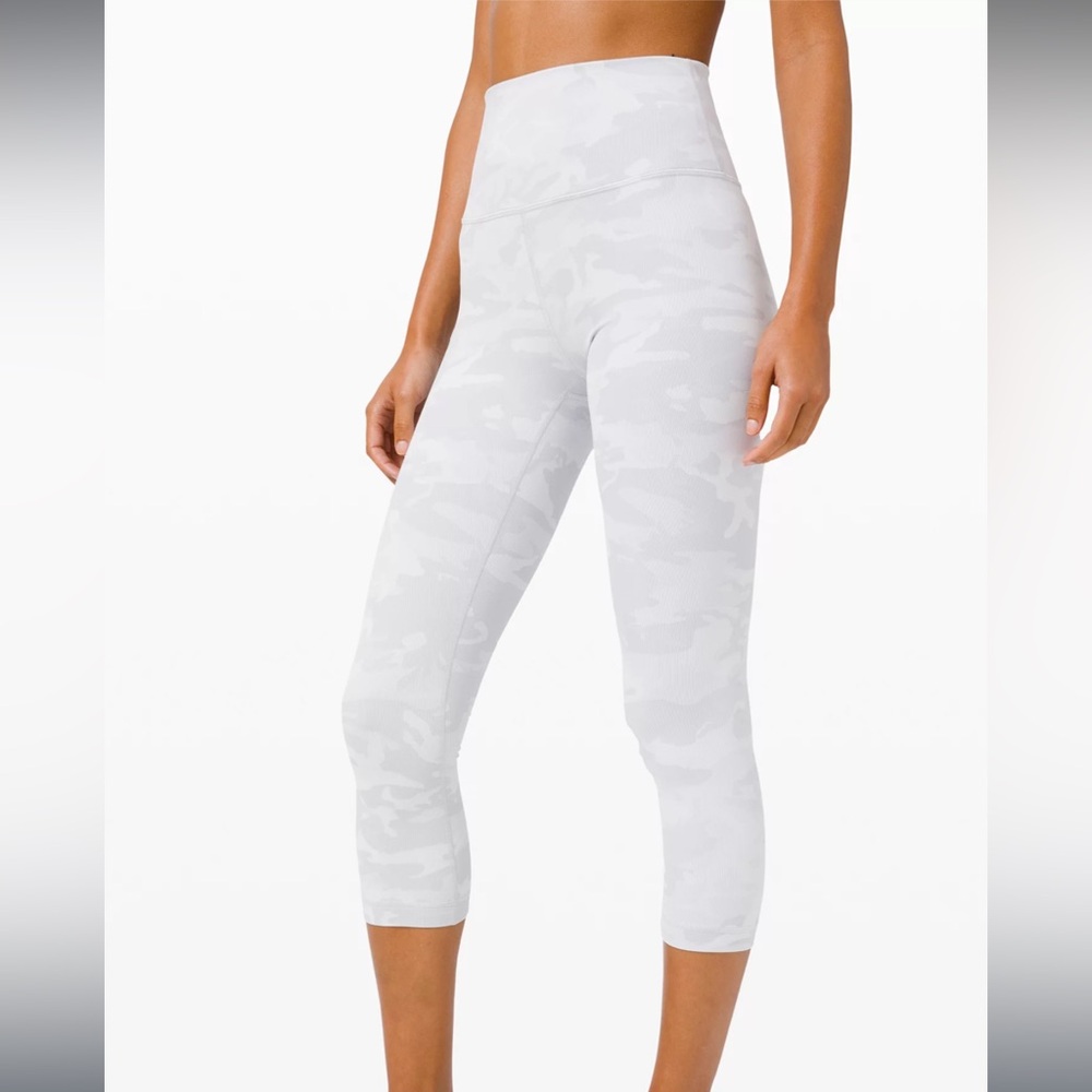 WUNDER UNDER CROP 
Incognito Camo Jacquard Alpine White Starlight